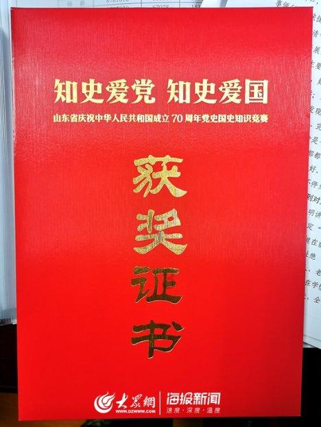 42岁马丽登《趋势》开年封面,穿玫瑰袖深V礼服,如美神降临